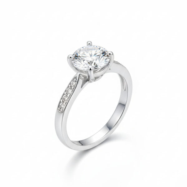 خاتم السوليتير بكتفين مرصعتين