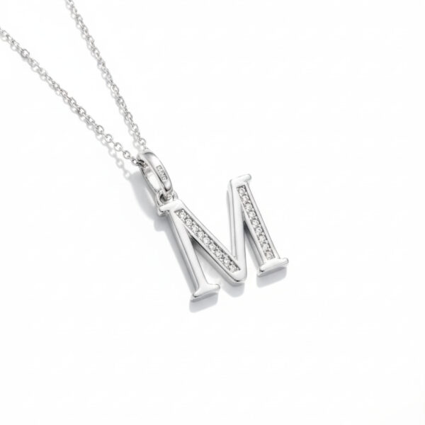 قلادة حرف M مرصع زاركون