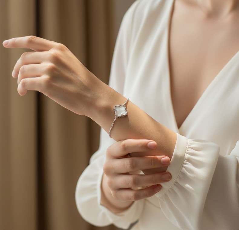 سوار كلوفر ابيض - الصورة 2